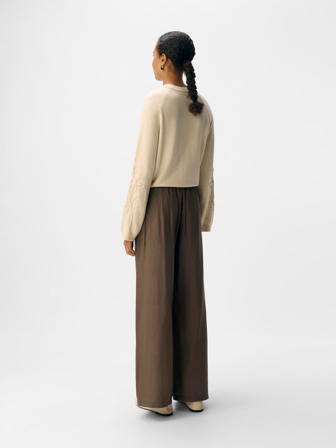 model_shot-back